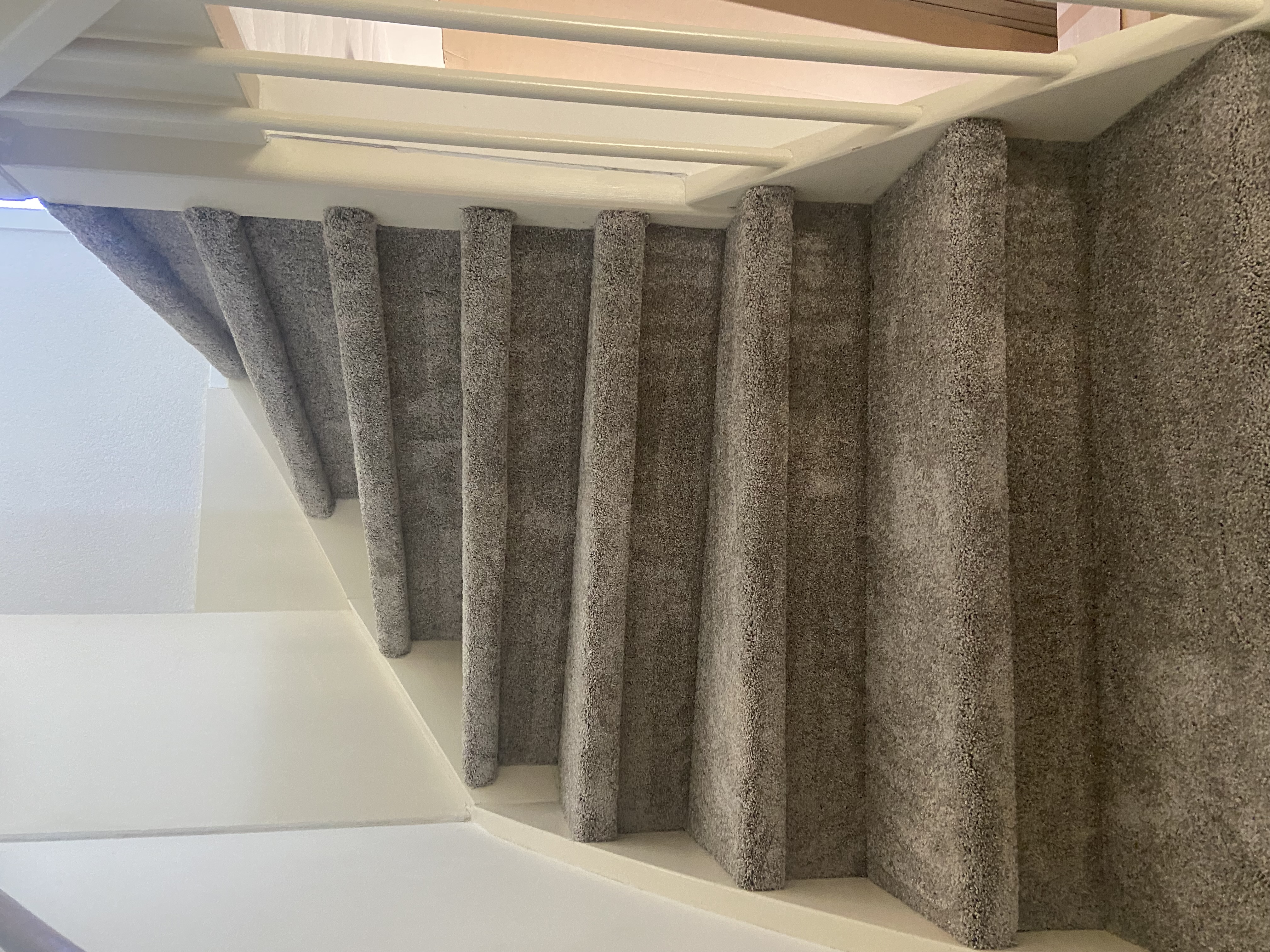 Bovenverdieping & trap gestoffeerd met tapijt