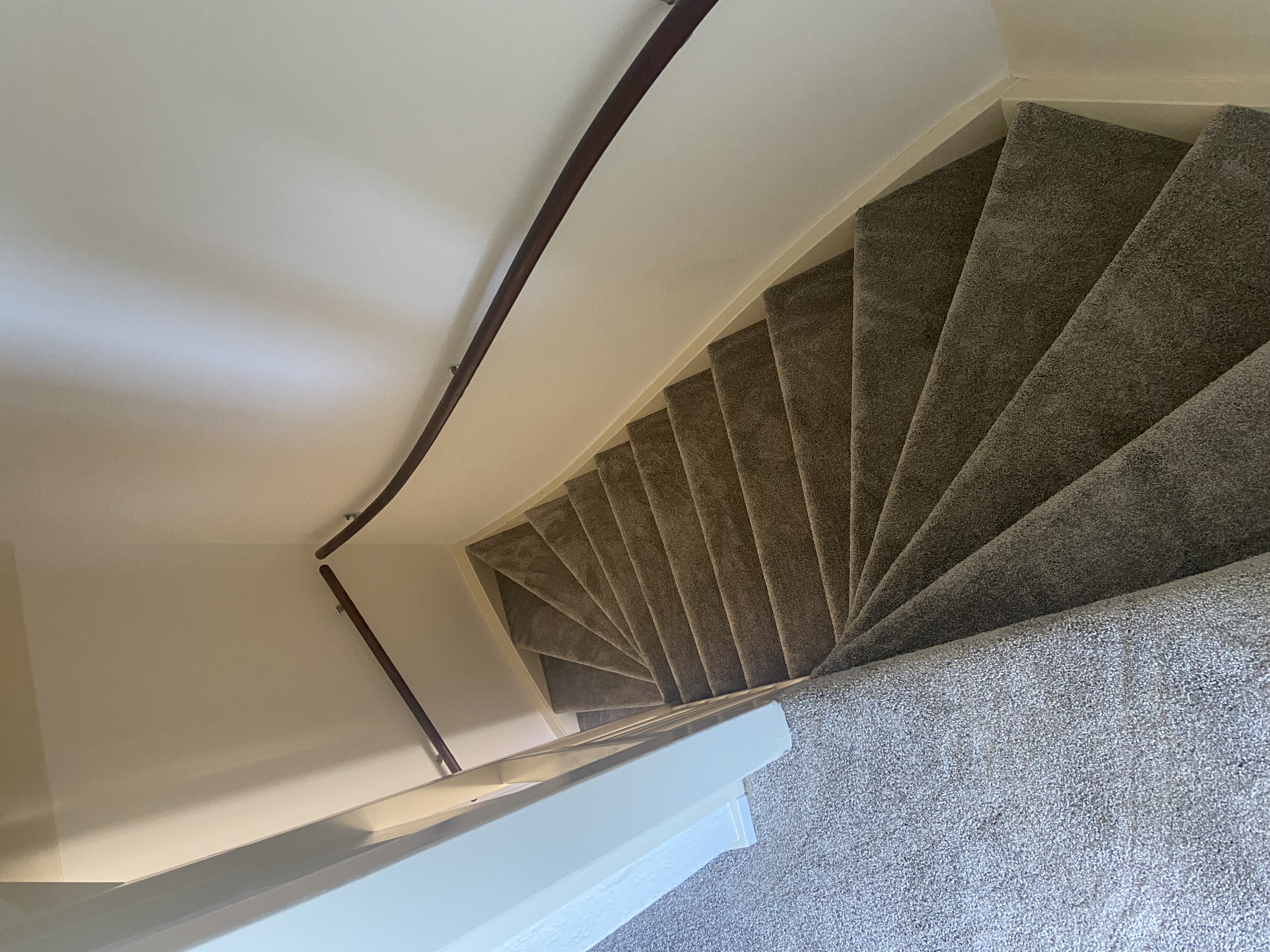 Bovenverdieping & trap gestoffeerd met tapijt