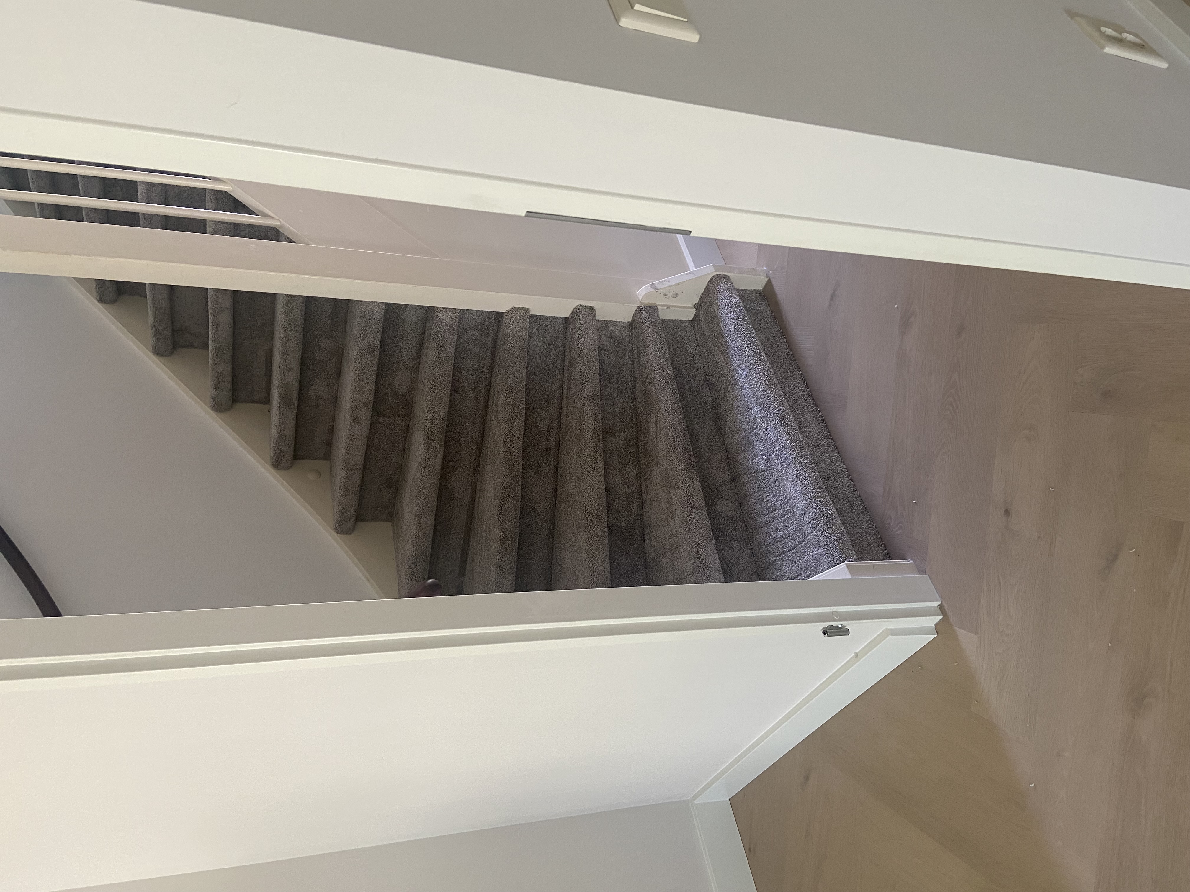 Bovenverdieping & trap gestoffeerd met tapijt