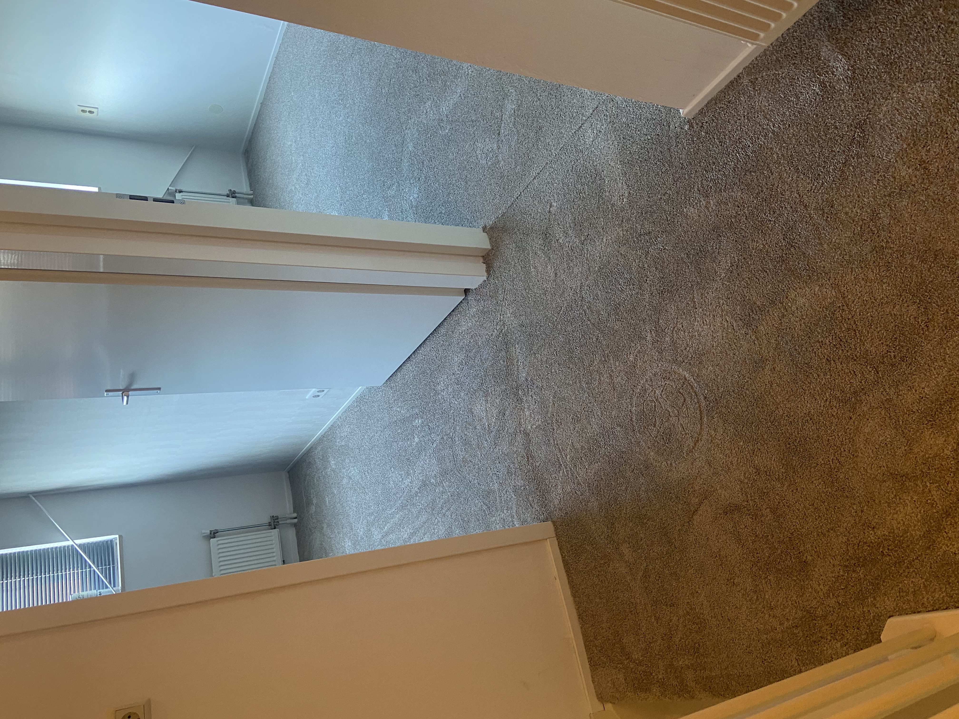 Bovenverdieping & trap gestoffeerd met tapijt