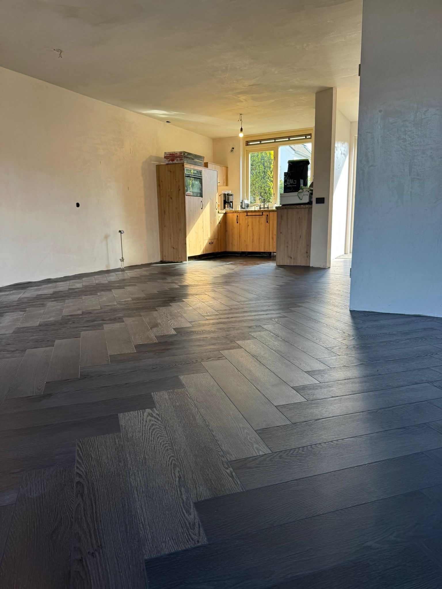 Zwarte visgraat vloer van Gelasta