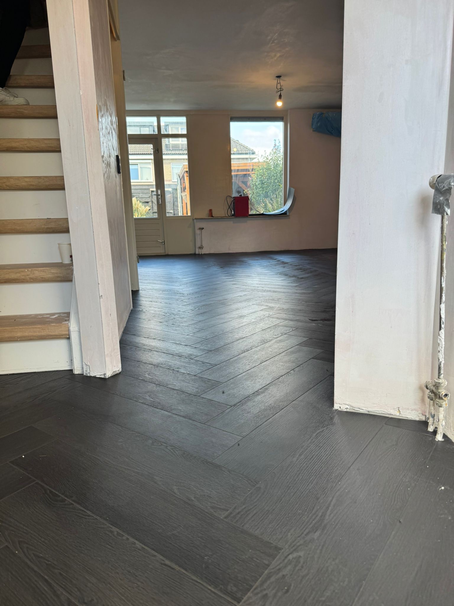 Zwarte visgraat vloer van Gelasta