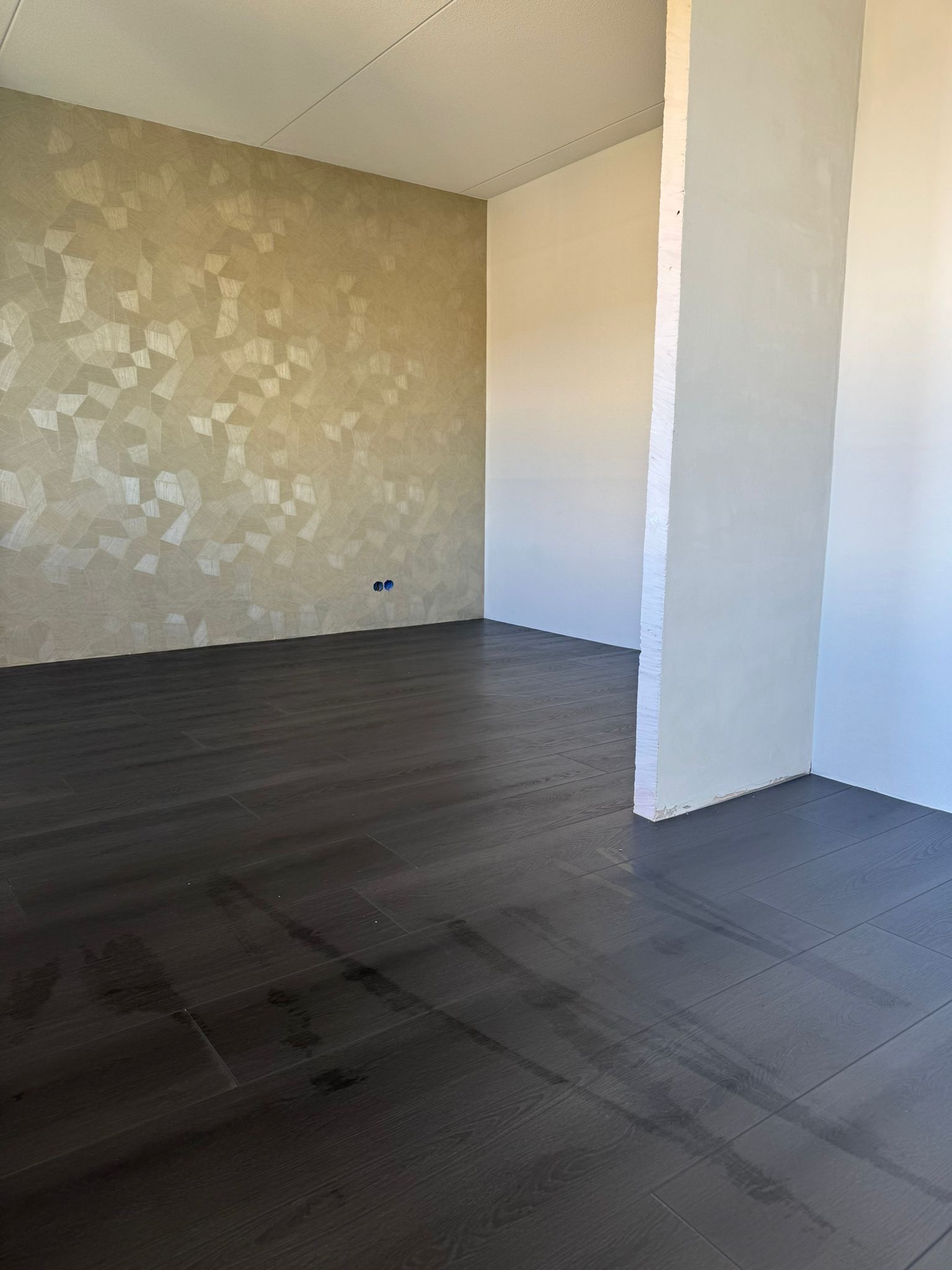 Zwarte visgraat vloer van Gelasta