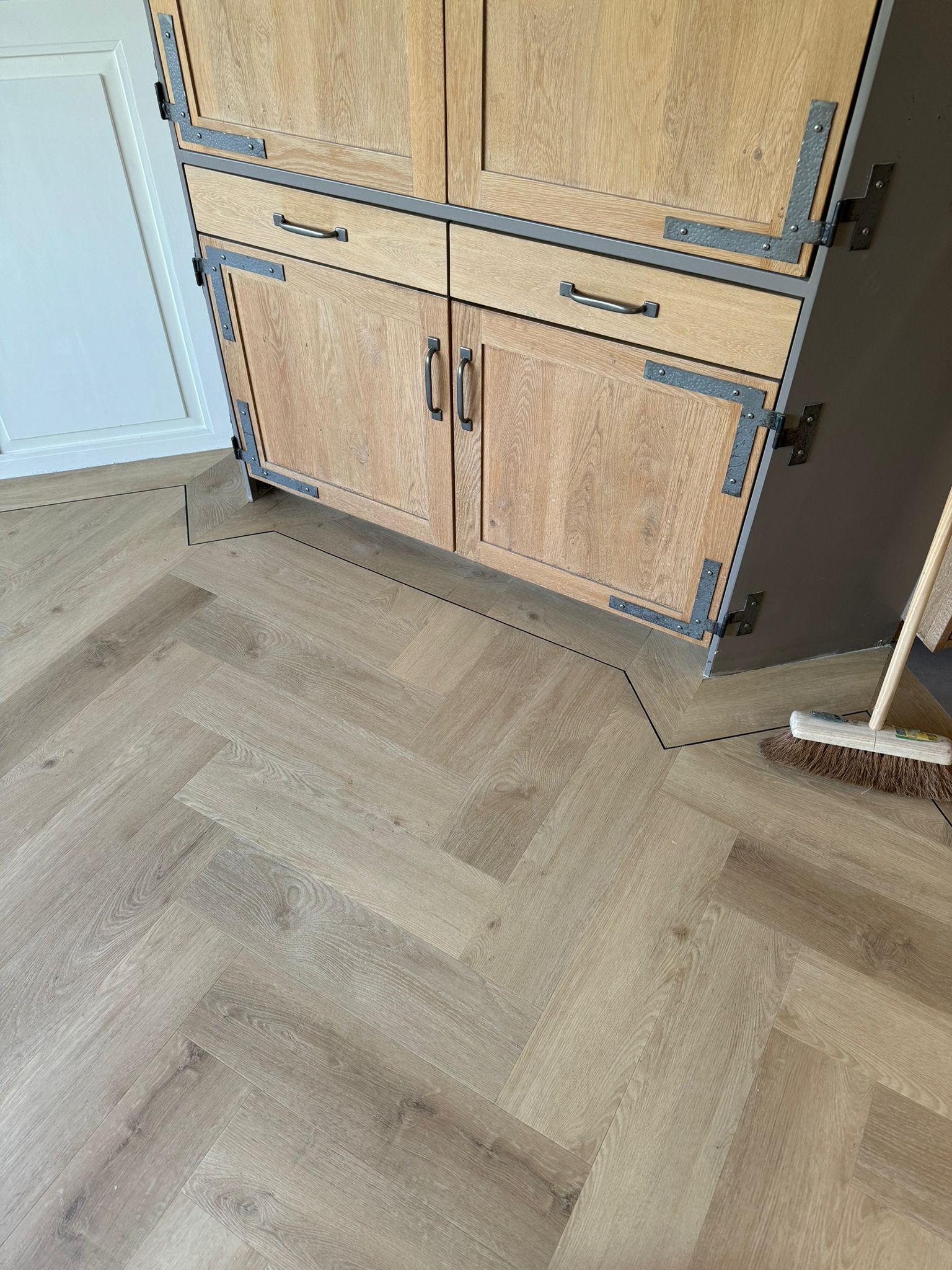 Pvc visgraat vloer met band en bies