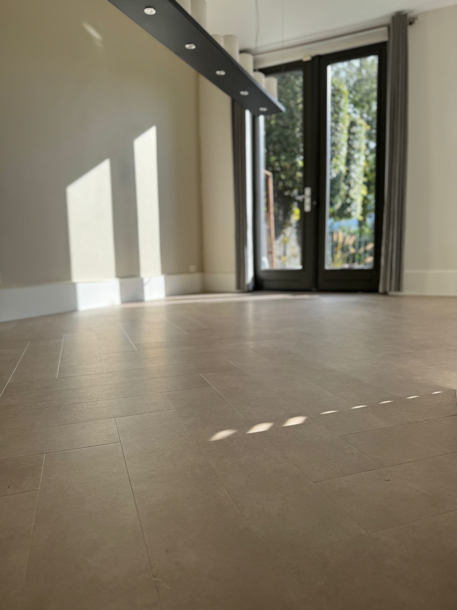 Beton look pvc in visgraat gelegd