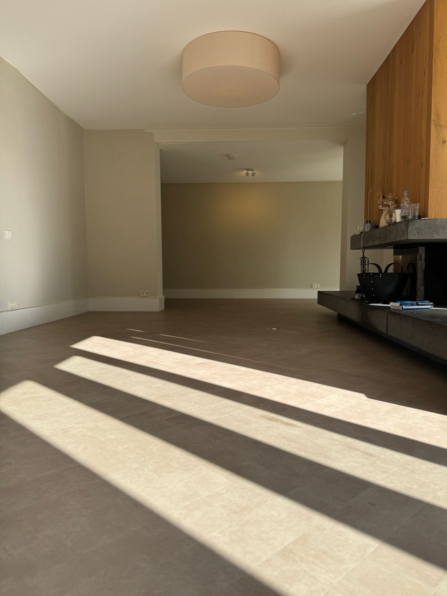 Beton look pvc in visgraat gelegd