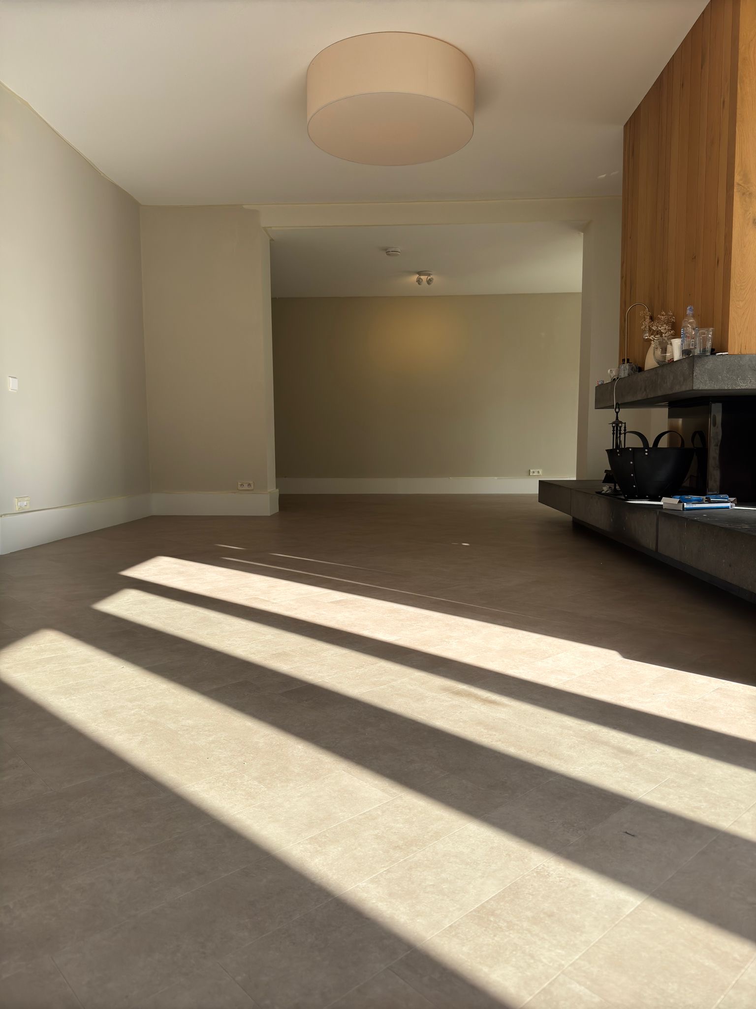 Beton look pvc in visgraat gelegd