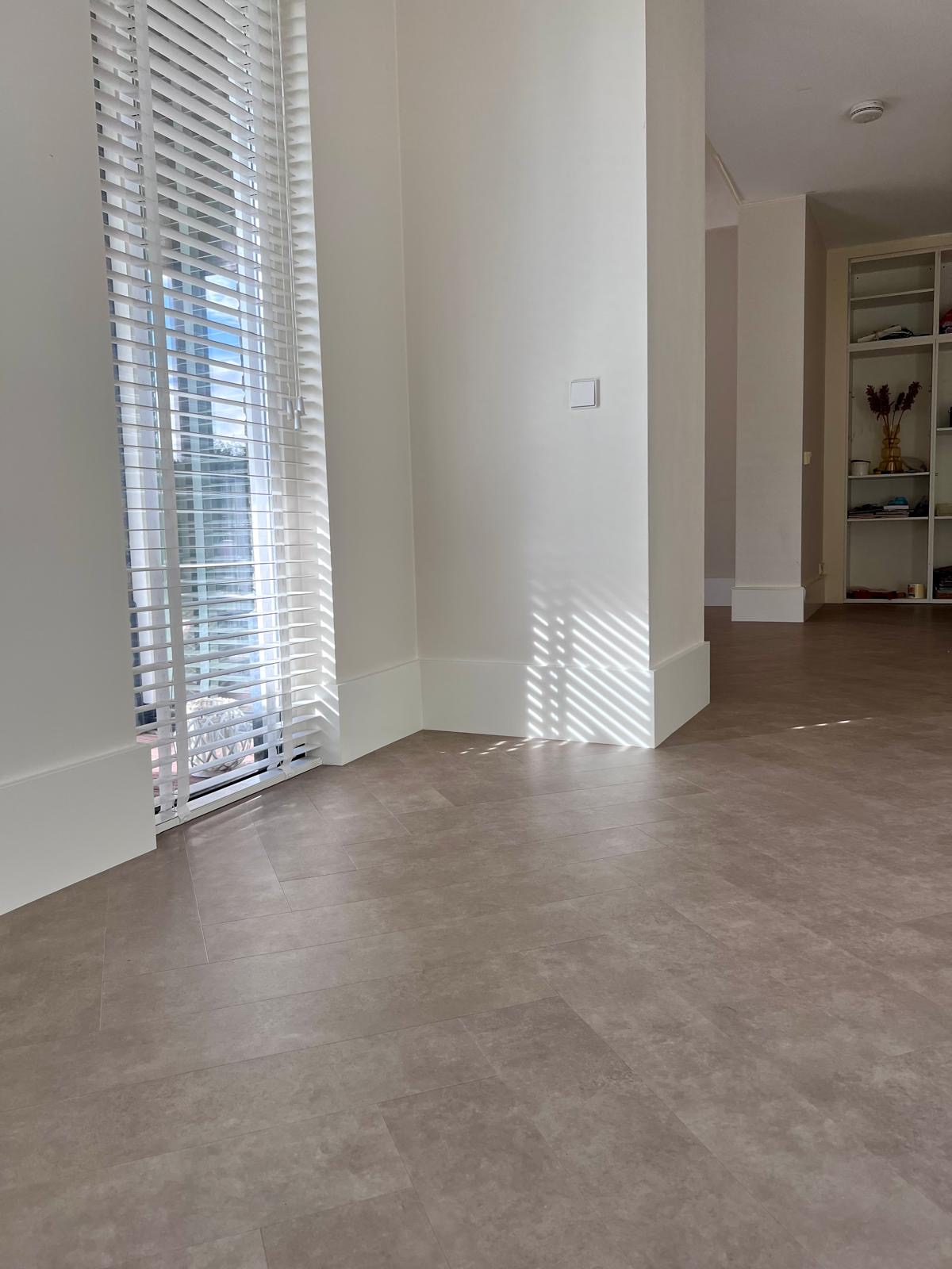 Beton look pvc in visgraat gelegd