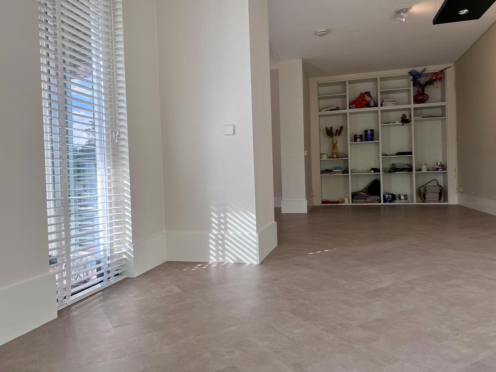 Beton look pvc in visgraat gelegd