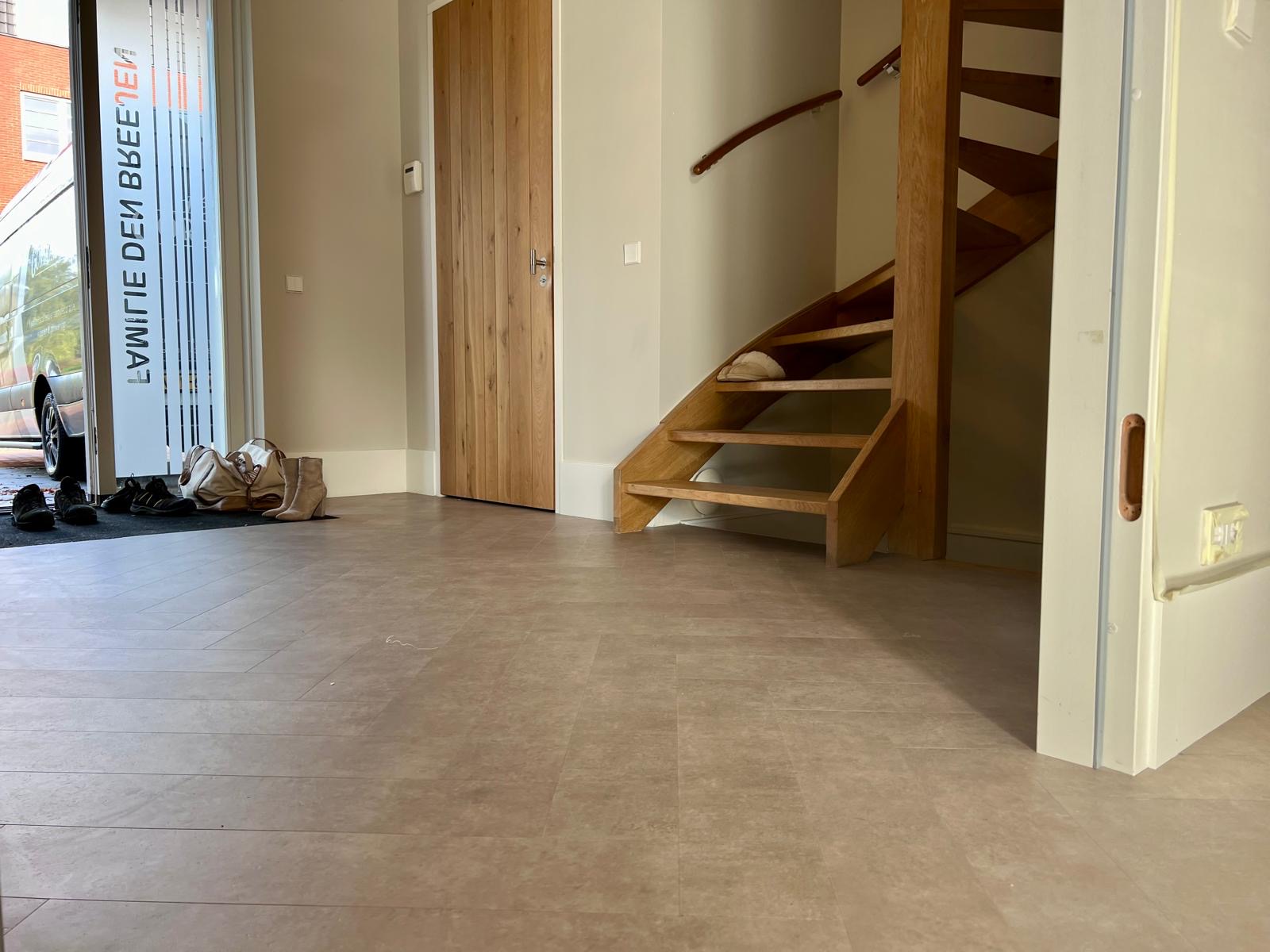 Beton look pvc in visgraat gelegd