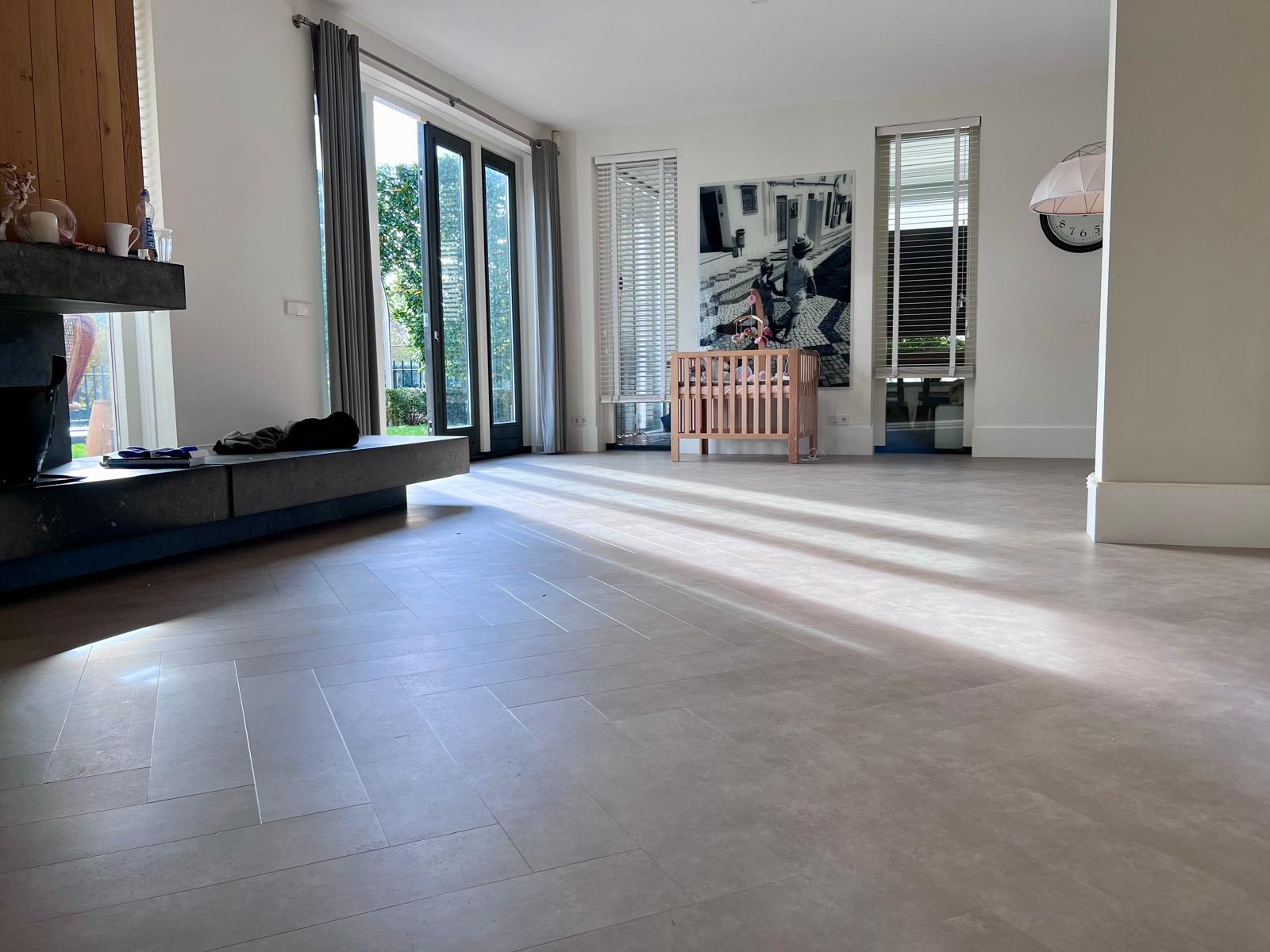 Beton look pvc in visgraat gelegd