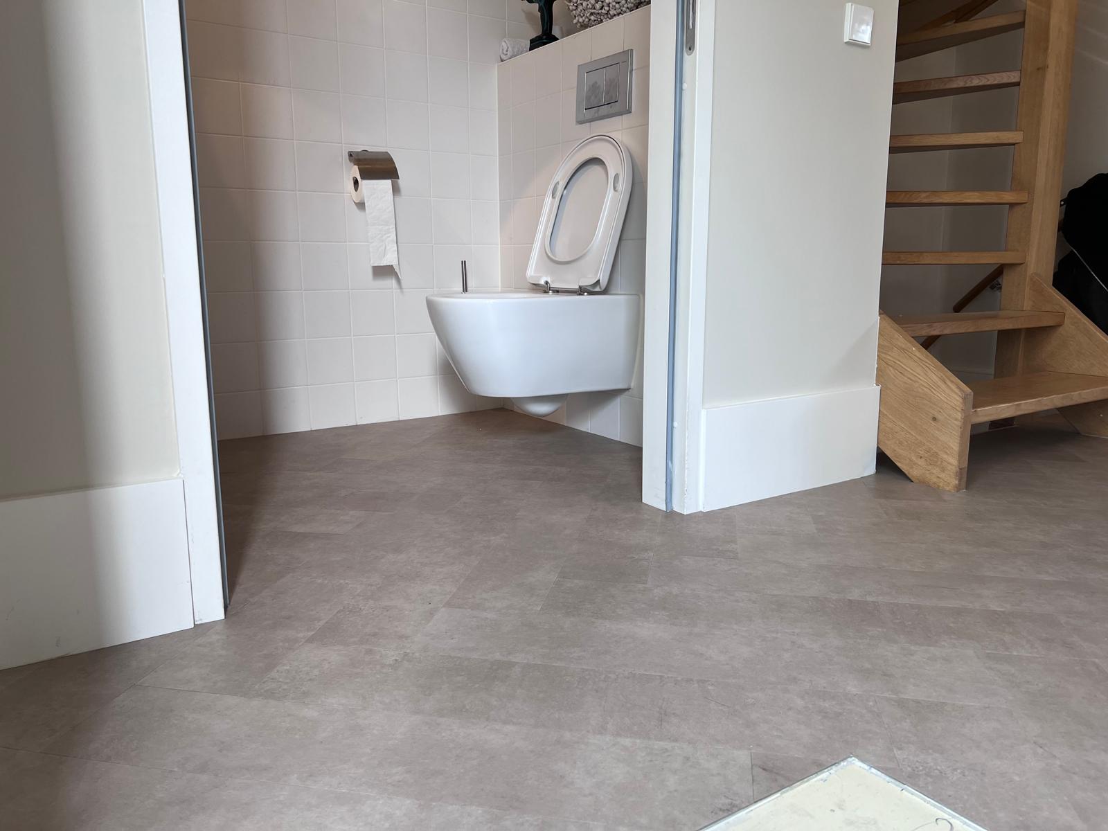 Beton look pvc in visgraat gelegd