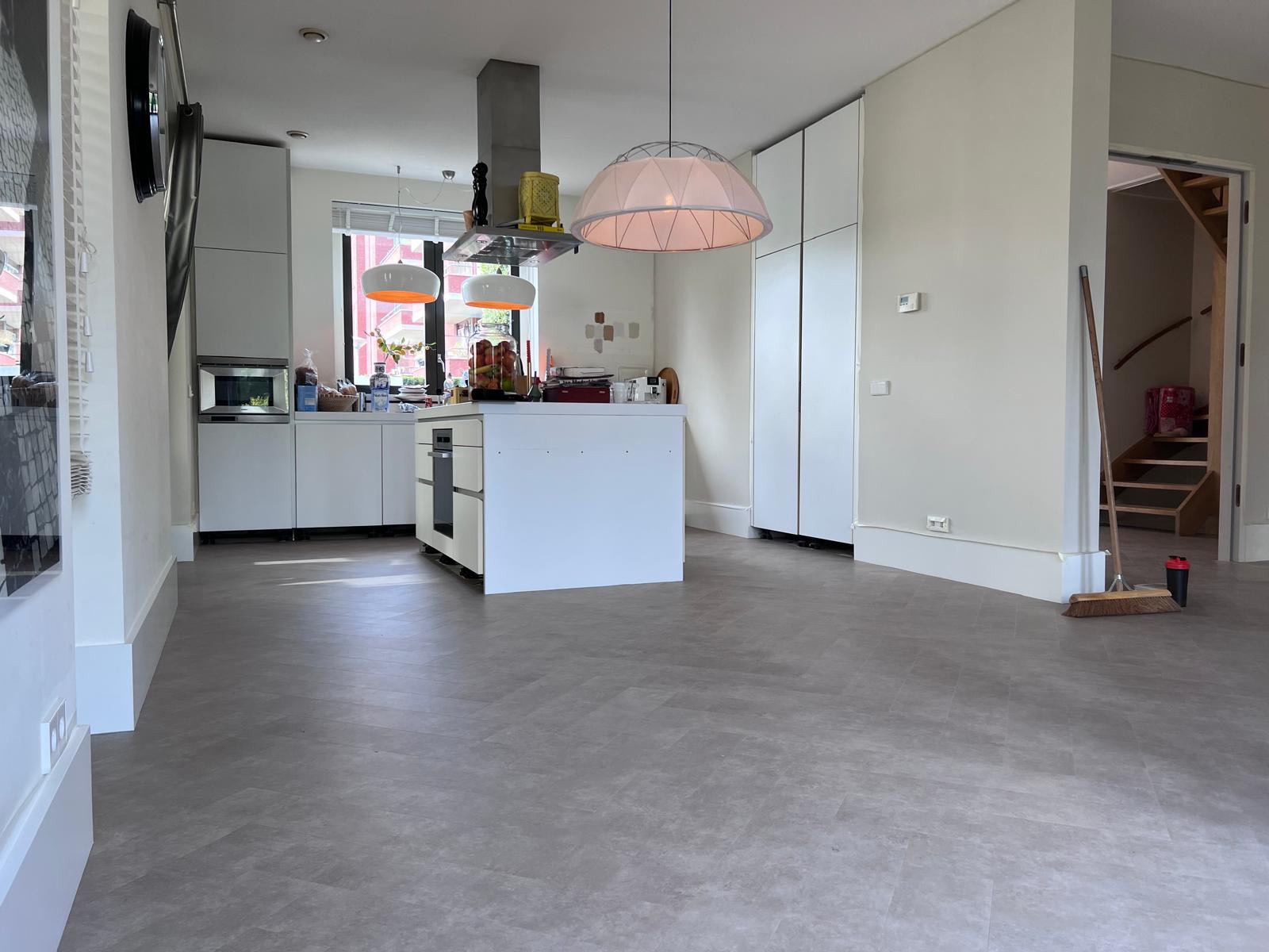 Beton look pvc in visgraat gelegd