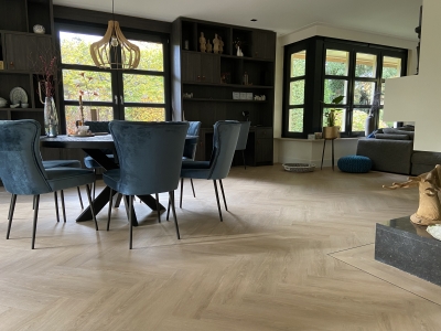 Visgraat vloer met band en bies in Ermelo