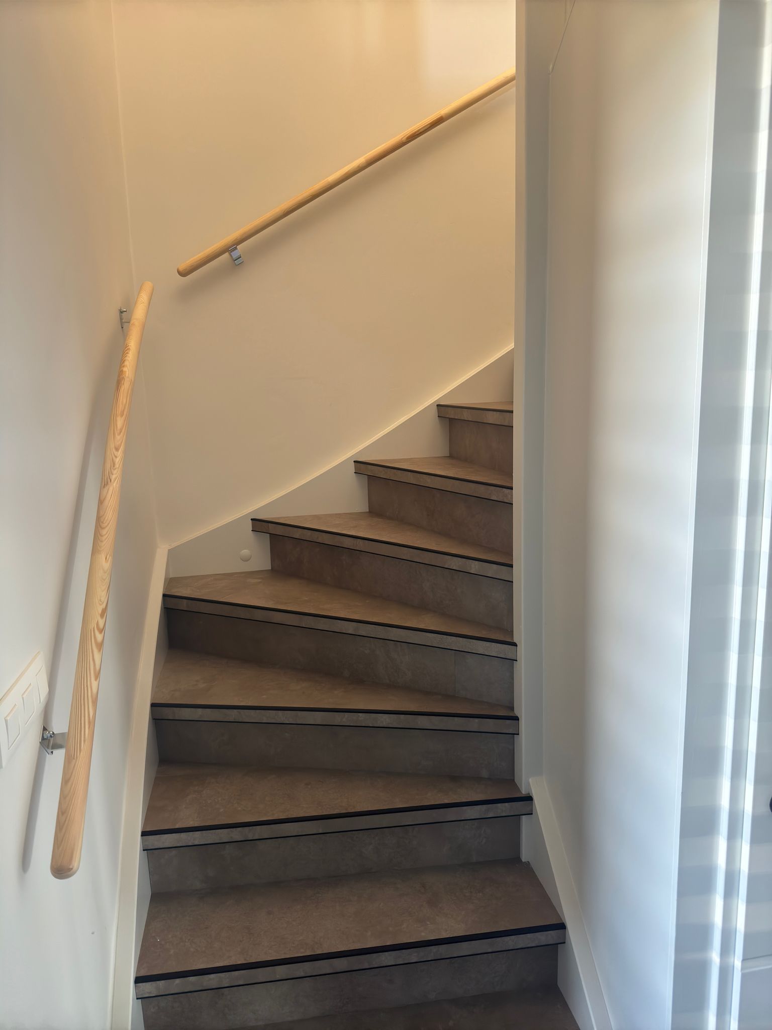 Trap en bovenverdieping met beton look pvc