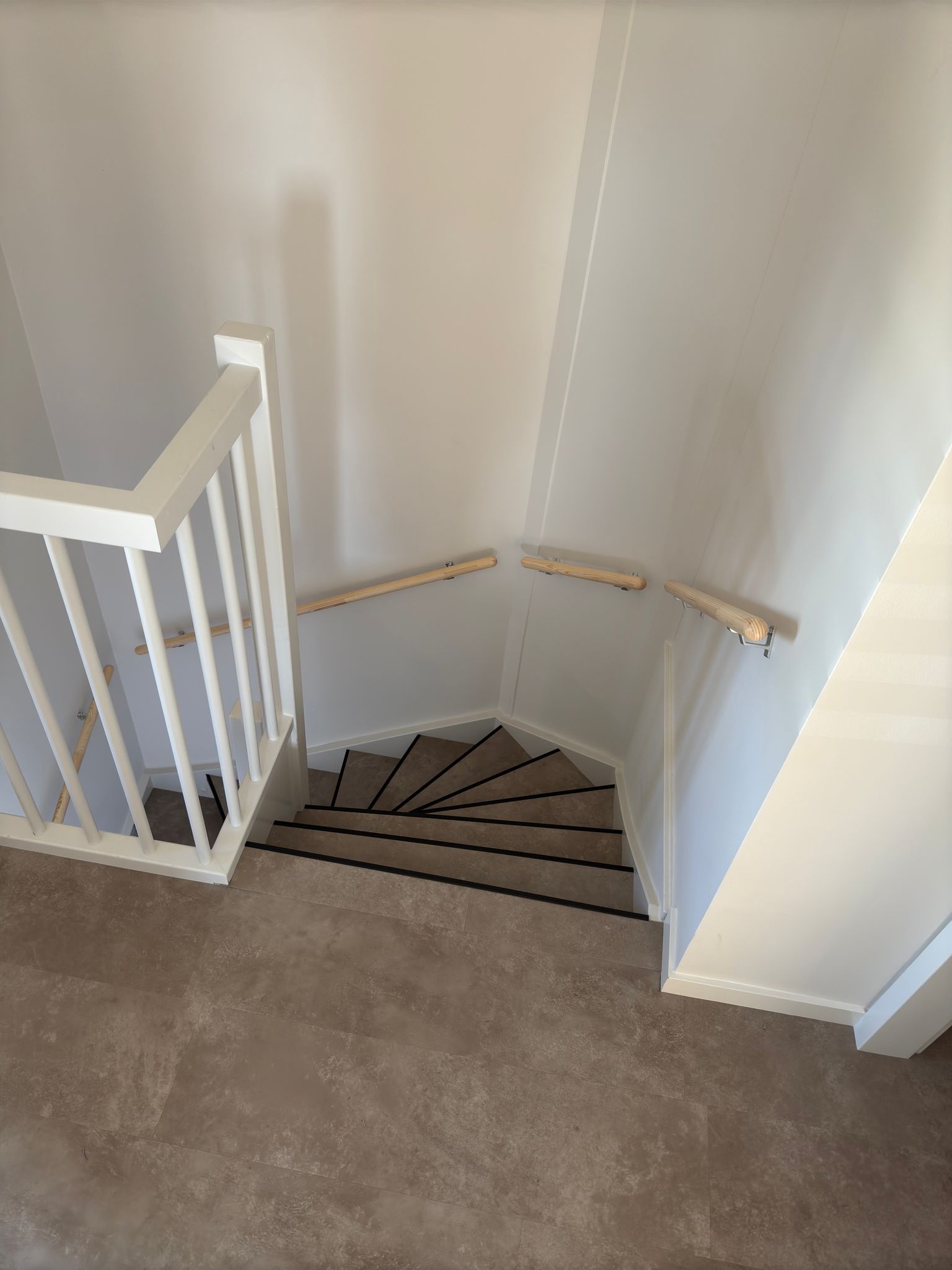 Trap en bovenverdieping met beton look pvc