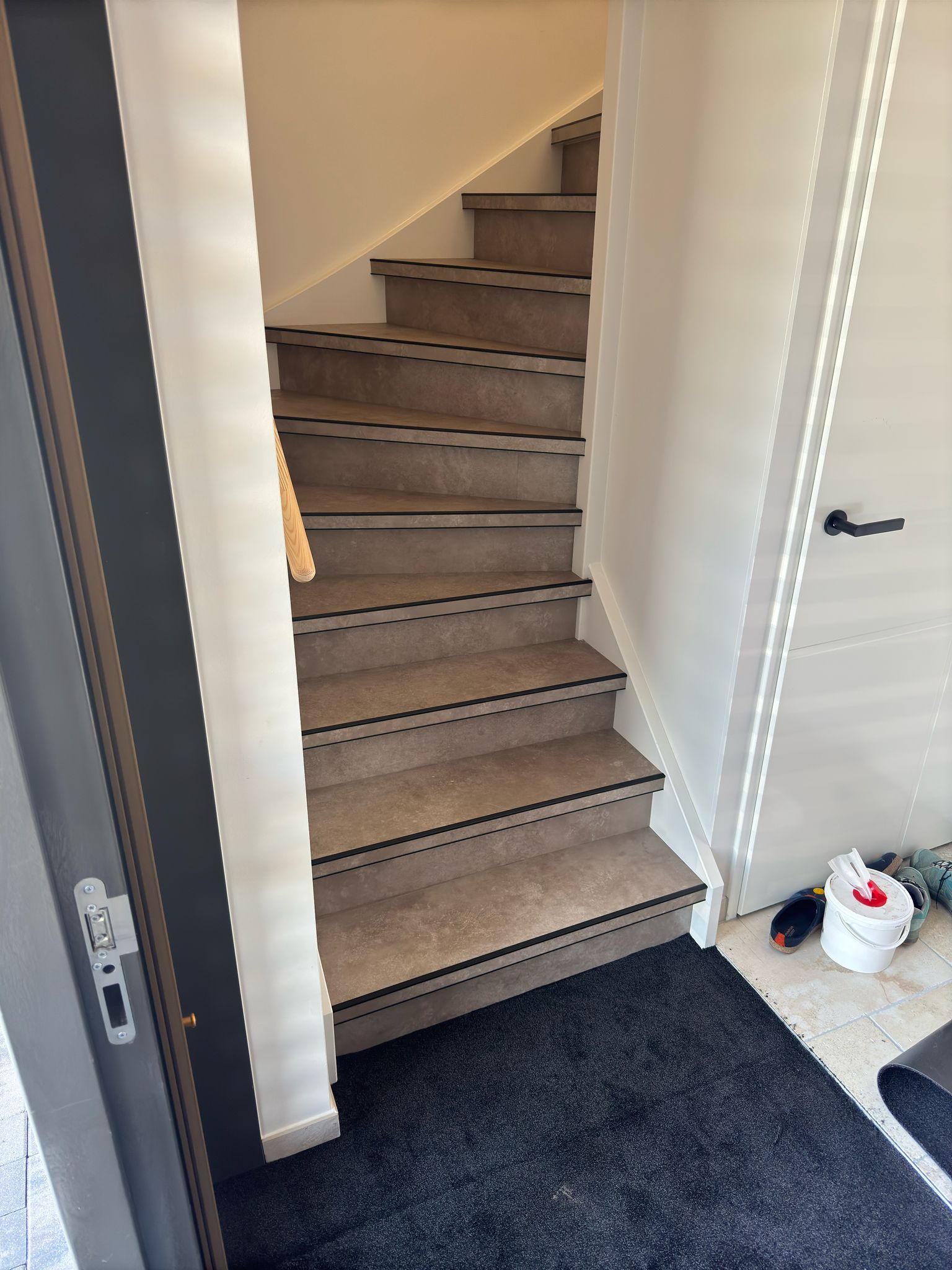 Trap en bovenverdieping met beton look pvc