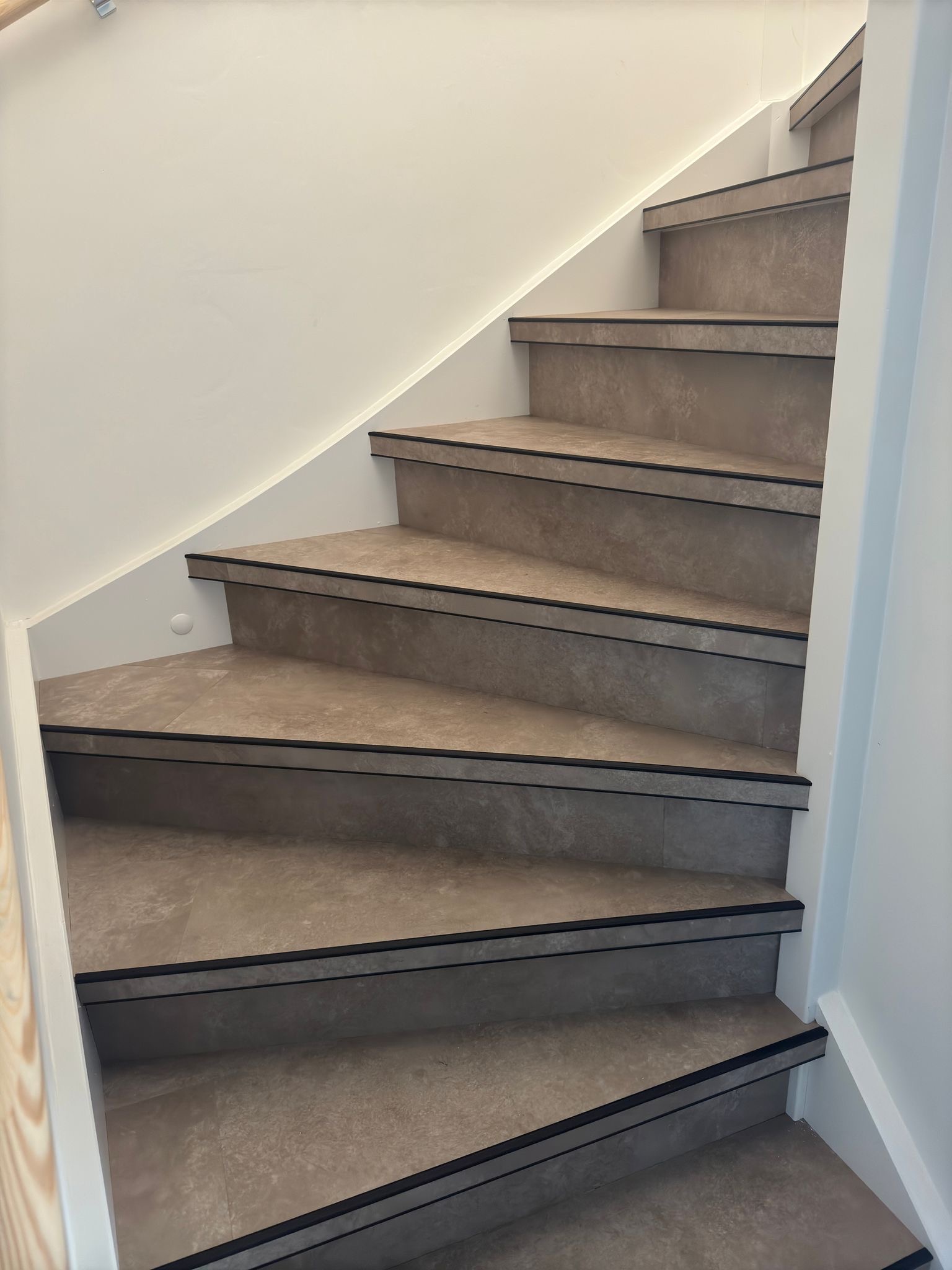 Trap en bovenverdieping met beton look pvc