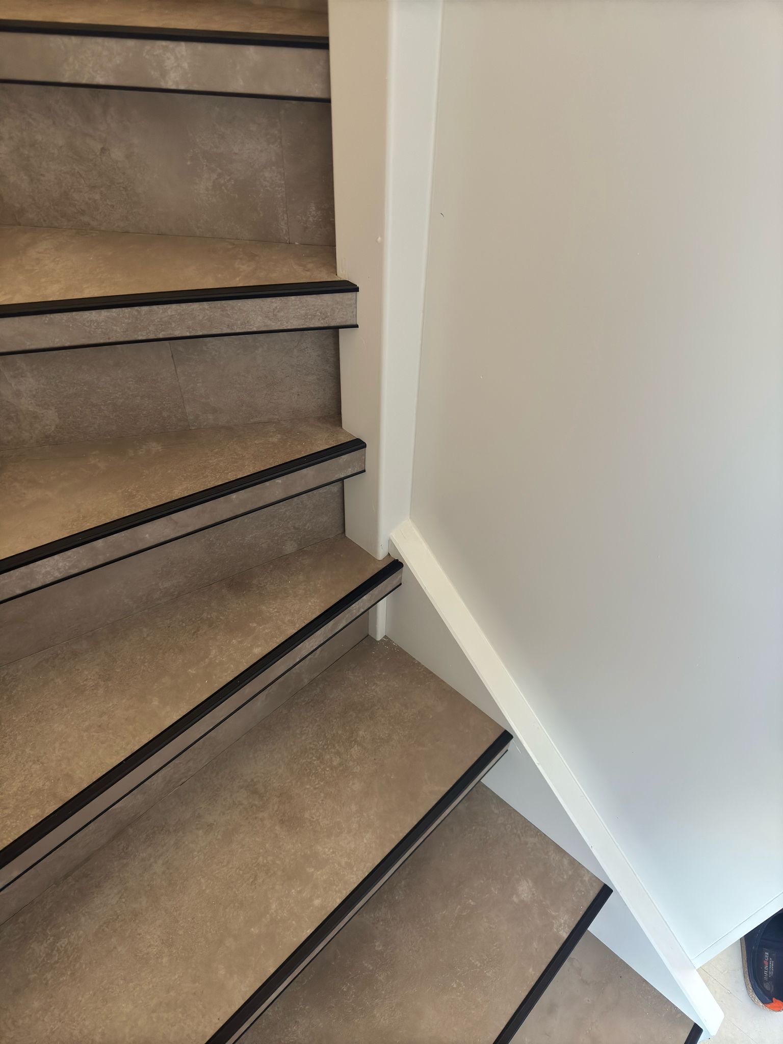 Trap en bovenverdieping met beton look pvc