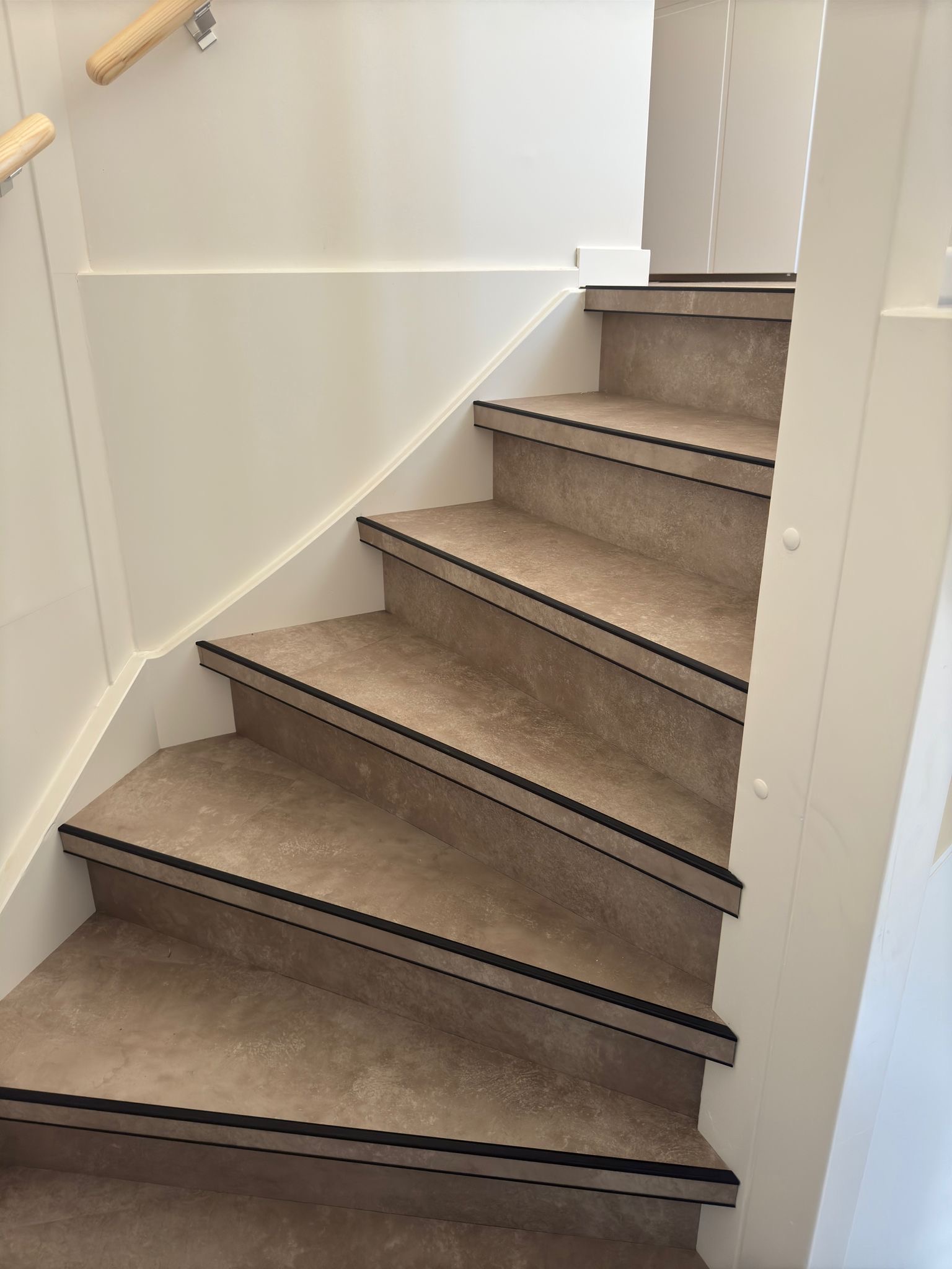 Trap en bovenverdieping met beton look pvc