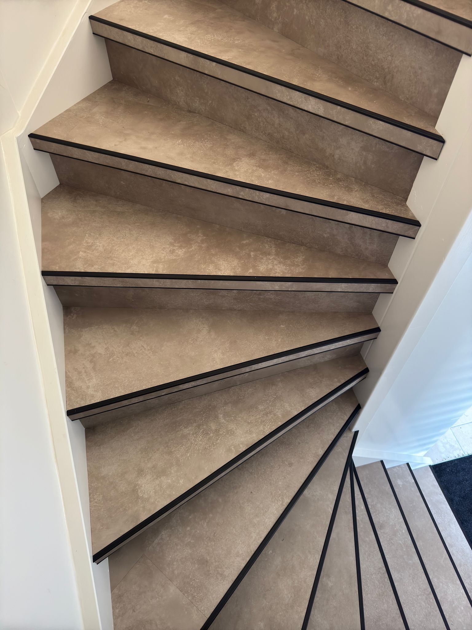 Trap en bovenverdieping met beton look pvc