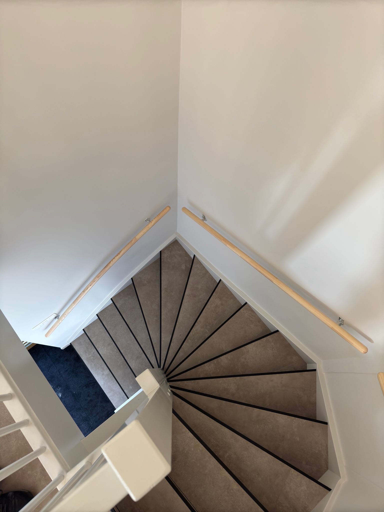 Trap en bovenverdieping met beton look pvc