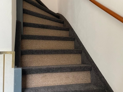 Trap met 2 kleuren tapijt