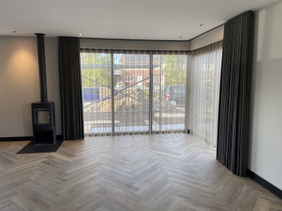 Visgraat vloer, overgordijnen en vitrages