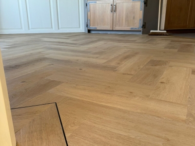 Pvc visgraat vloer met band en bies