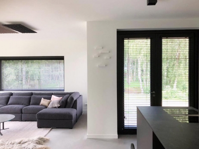 Woning voorzien van functionele raamdecoratie