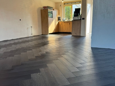 Zwarte visgraat vloer van Gelasta